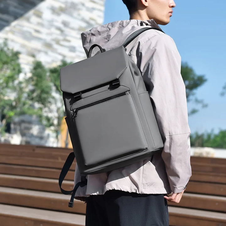 Sac à dos de voyage imperméable et élégant, parfait pour les escapades urbaines. Assure la protection de vos affaires.