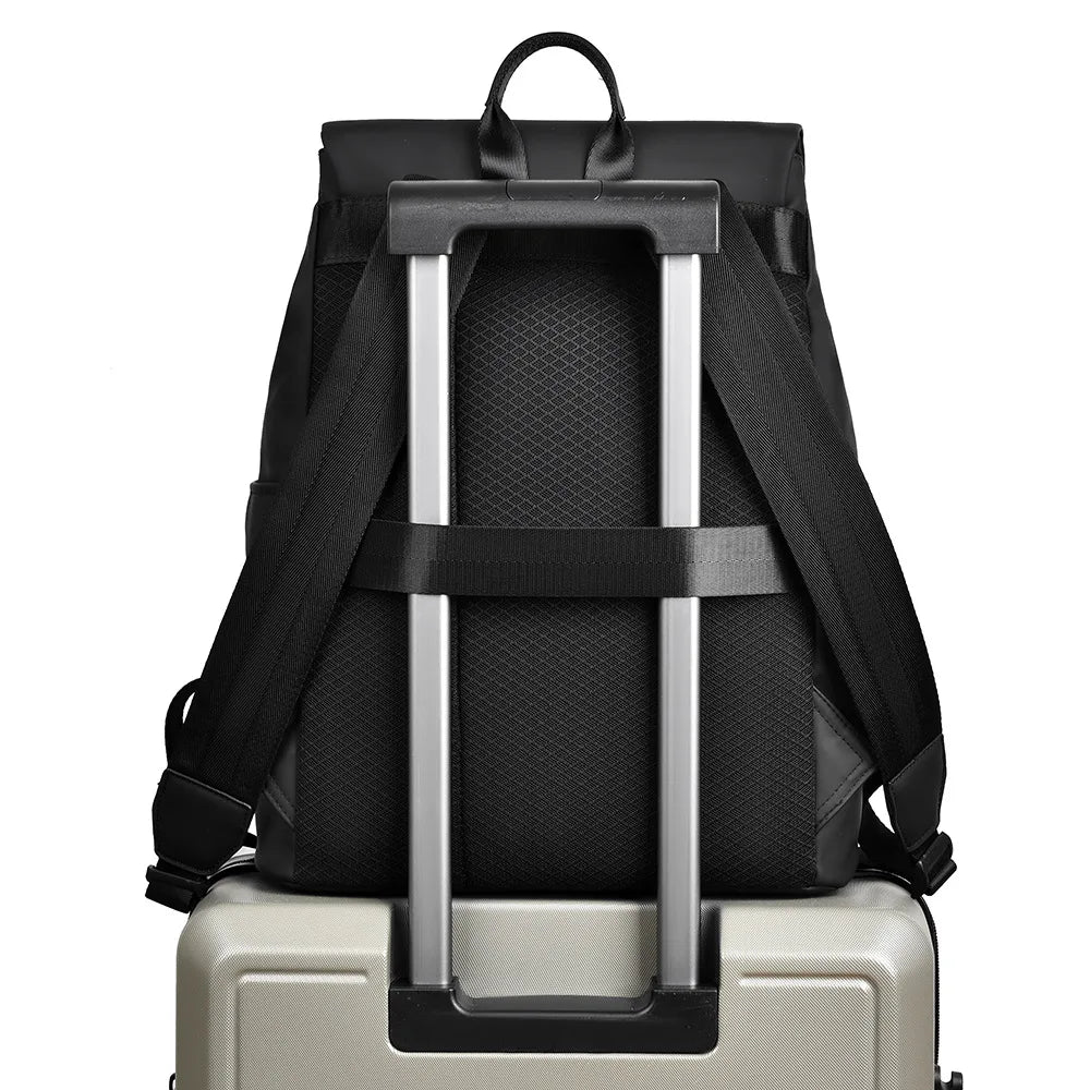 Sac à dos étudiant moderne et imperméable, idéal pour transporter livres et ordinateur en toute sécurité sous la pluie.