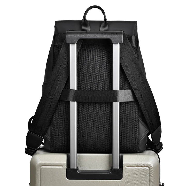 Sac à dos étudiant moderne et imperméable, idéal pour transporter livres et ordinateur en toute sécurité sous la pluie.