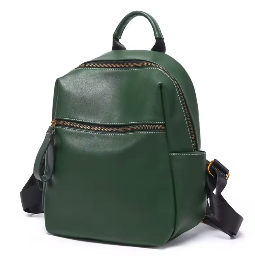 Sac à dos cuir vert foncé pour femme, vue arrière montrant les bretelles ajustables, parfait pour un usage quotidien.