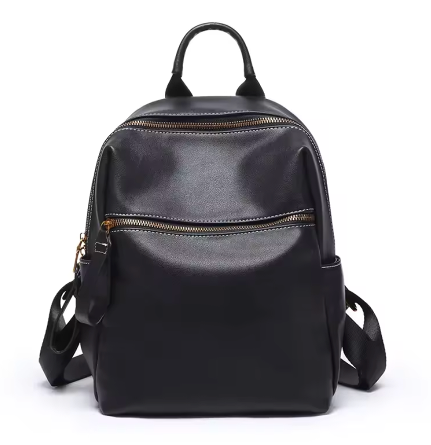Gros plan sur le grain fin du cuir véritable d'un sac à dos élégant noir pour femme, accessoire de mode.