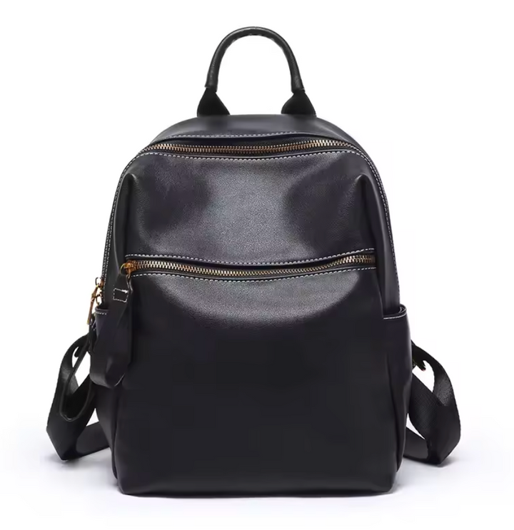 Gros plan sur le grain fin du cuir véritable d'un sac à dos élégant noir pour femme, accessoire de mode.