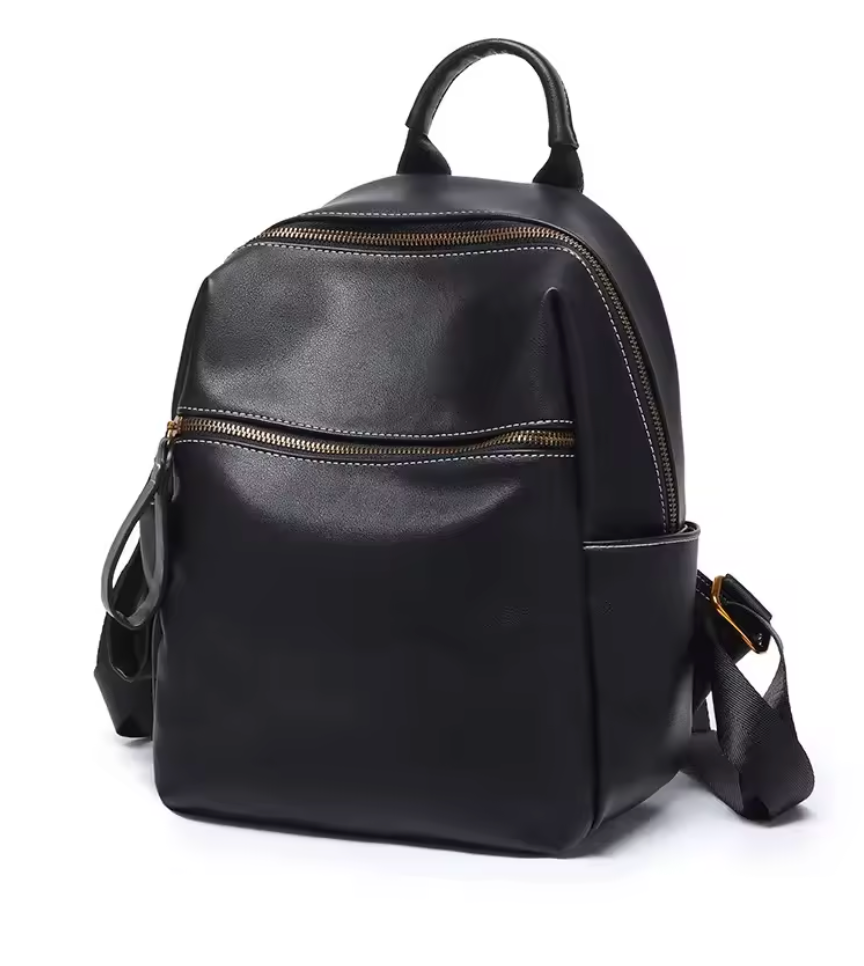 Détail de la fermeture éclair métallique et des coutures soignées d'un sac à dos élégant en cuir noir pour femme.