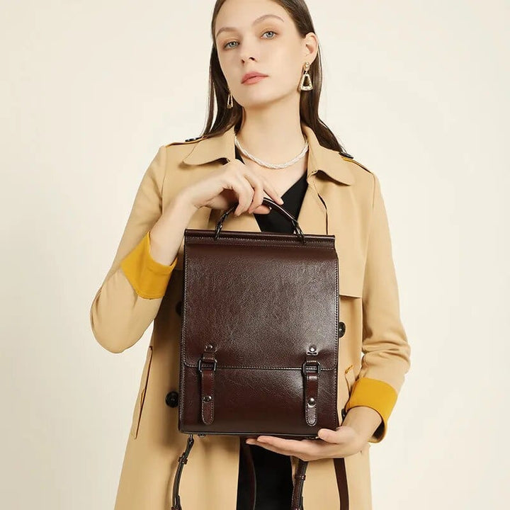 Découvrez le sac à dos Lizeth en cuir marron, parfait pour un look preppy tendance