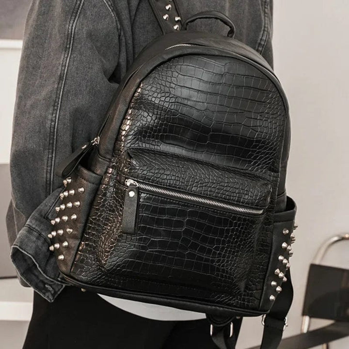 Sac à dos ordinateur Alexandra noir chic en cuir vegan pour femme, idéal travail/quotidien, style urbain élégant.
