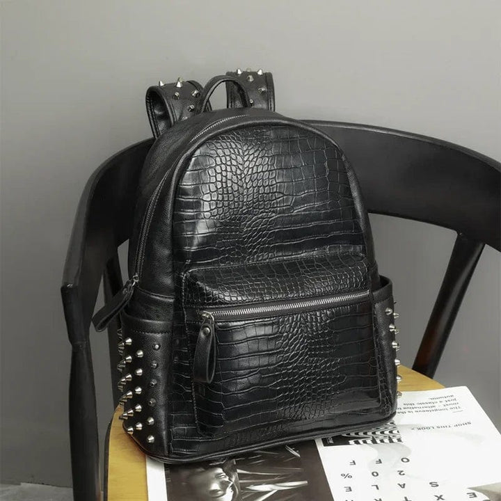 Sac à dos femme Alexandra en cuir vegan noir, porté sur le dos, montrant son design élégant et urbain, usage travail.