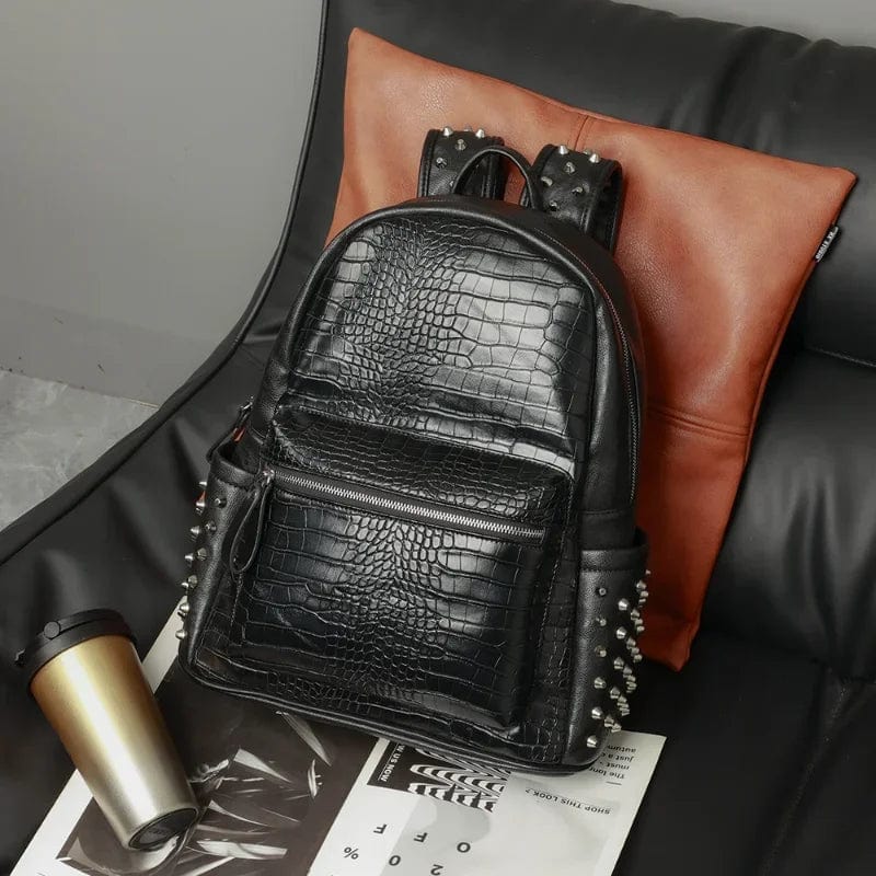 Détail de la texture du cuir vegan noir du sac à dos Alexandra, un accessoire écologique et chic pour femme.