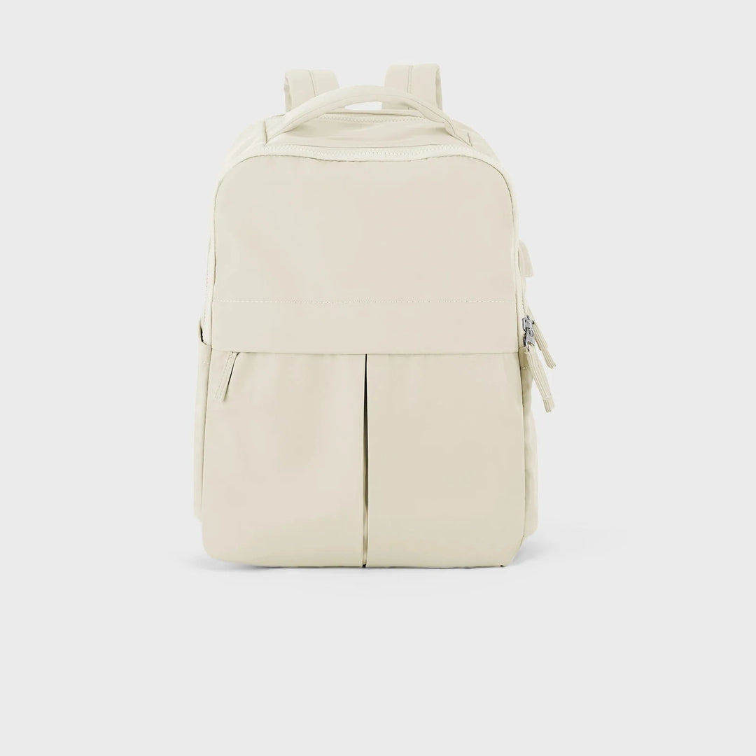 Sac à dos femme stylé avec bretelles confortables, idéal pour transporter un ordinateur portable au bureau.