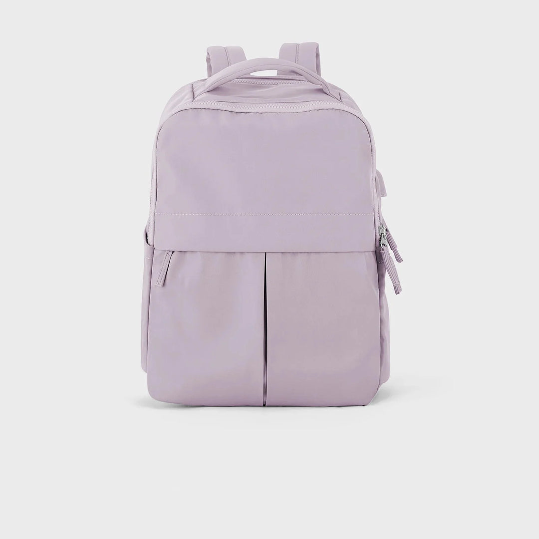 Sac à dos ordinateur femme posé sur un bureau, organisé pour le travail, les études ou les réunions.