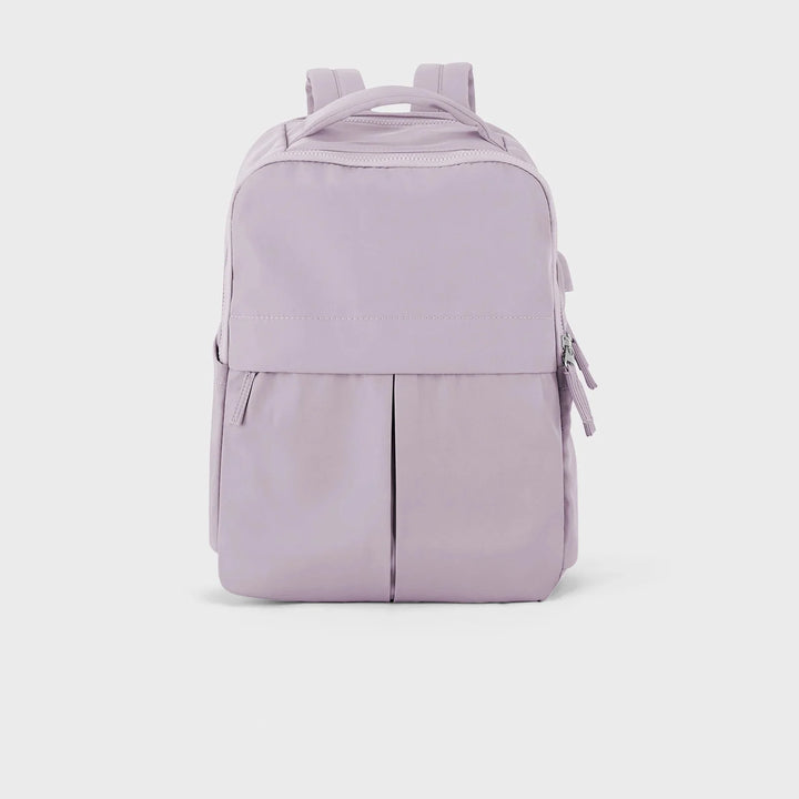 Sac à dos ordinateur femme posé sur un bureau, organisé pour le travail, les études ou les réunions.