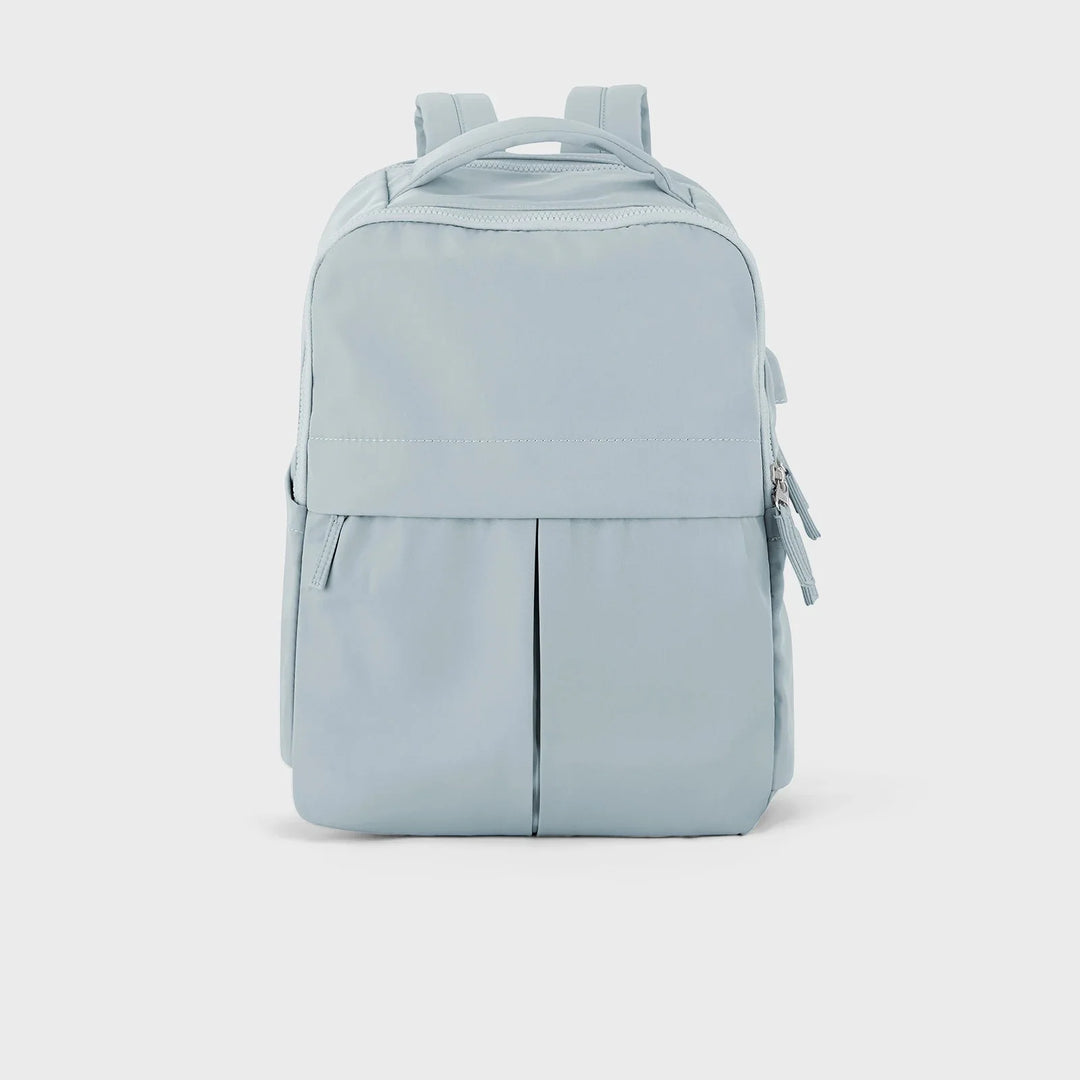 Sac à dos de voyage femme, chic et léger en nylon, avec compartiment sécurisé pour ordinateur portable.