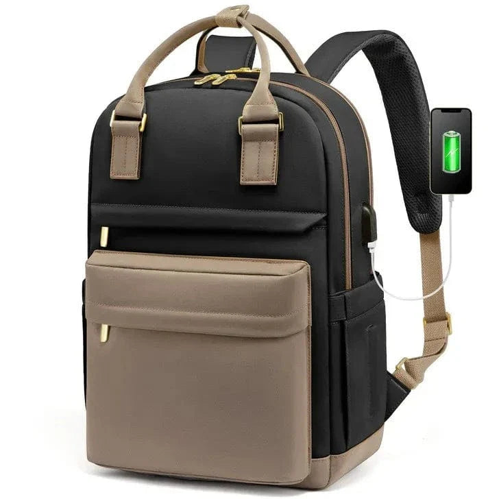 Détail du port de charge USB intégré sur le côté d'un sac à dos femme en nylon, très pratique