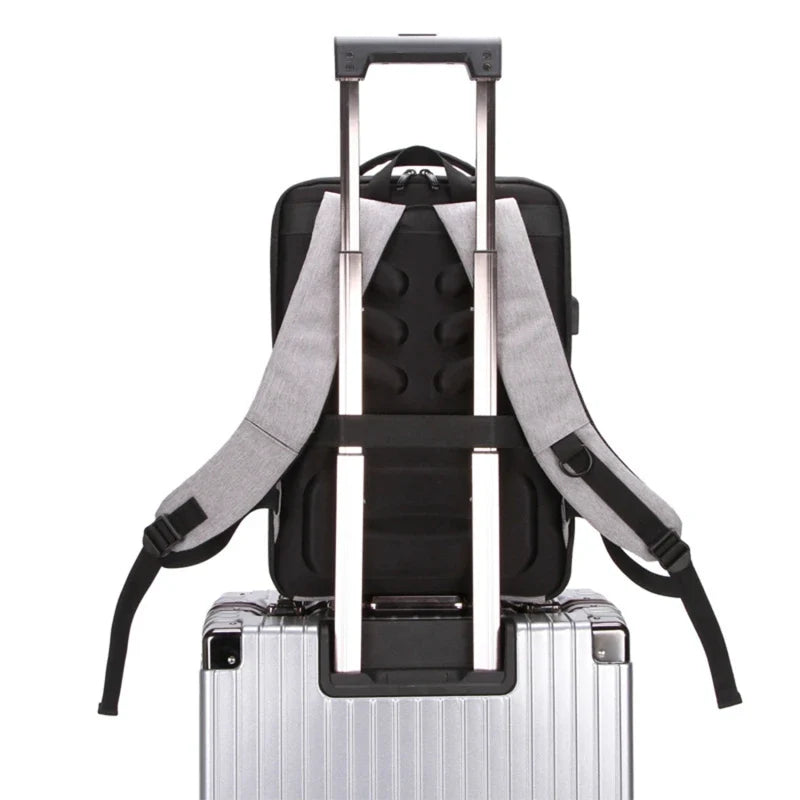 Sac à dos bleu anti-vol pour homme, structure rigide protégeant l'ordinateur portable, style moderne et fonctionnel.