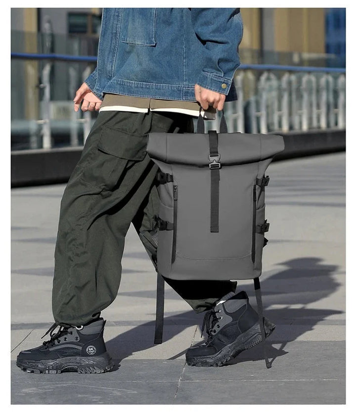 Sac à dos roll top gris imperméable, idéal pour l'école, le travail ou les voyages, avec organisation.