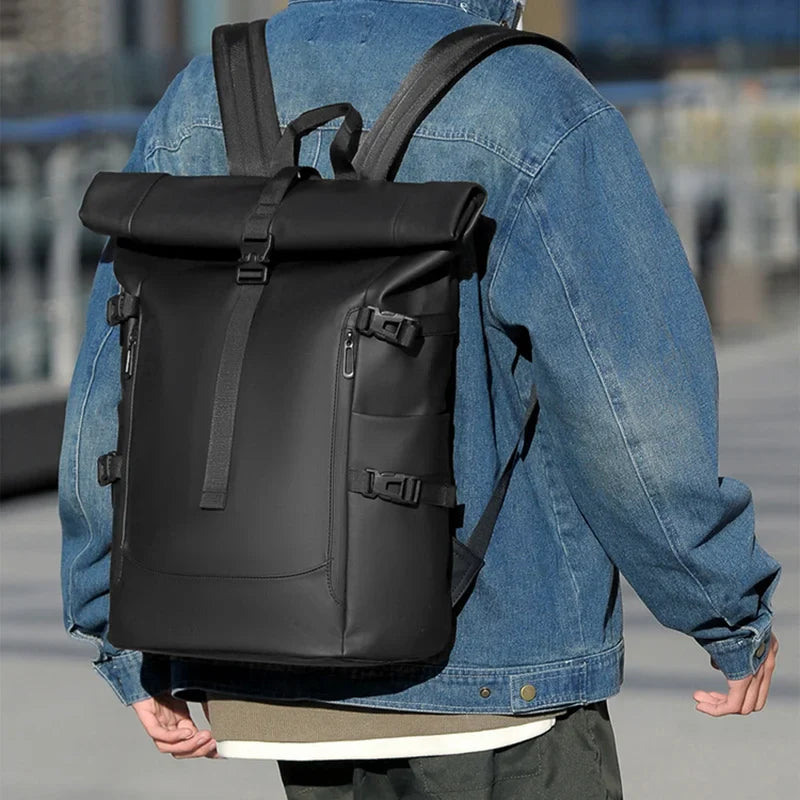 Sac à dos roll top noir imperméable, unisexe, polyvalent pour le travail, l'école et les voyages.