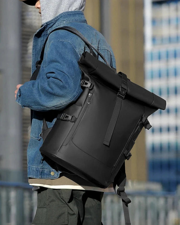 Sac à dos roll top confortable, imperméable et polyvalent pour toutes vos activités urbaines et voyages.