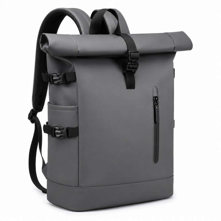 Sac à dos roll-top urbain gris, fonctionnel pour voyage et usage pro, avec port USB intégré.