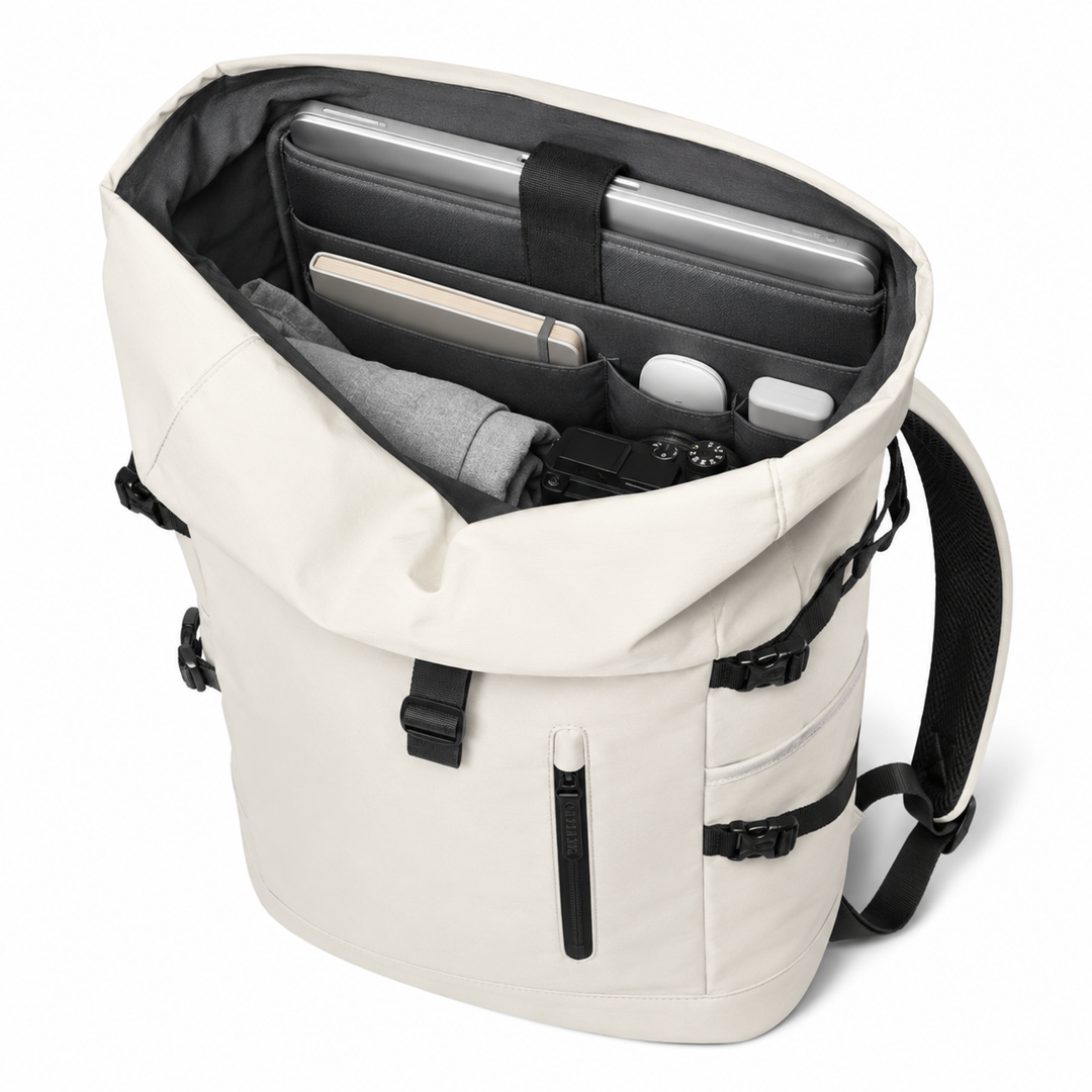 Sac à dos roll-top ergonomique, bretelles ajustables, dos ventilé, design contemporain et sobre.