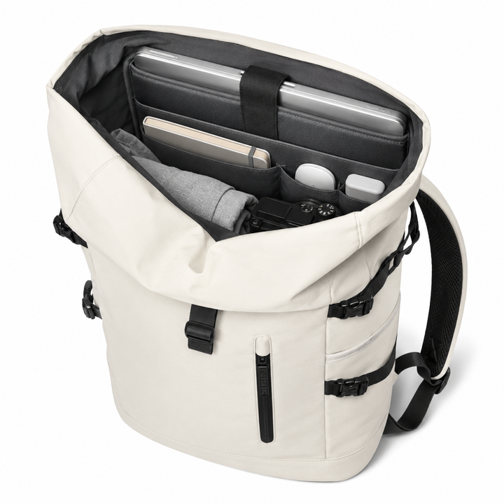 Sac à dos roll-top ergonomique, bretelles ajustables, dos ventilé, design contemporain et sobre.