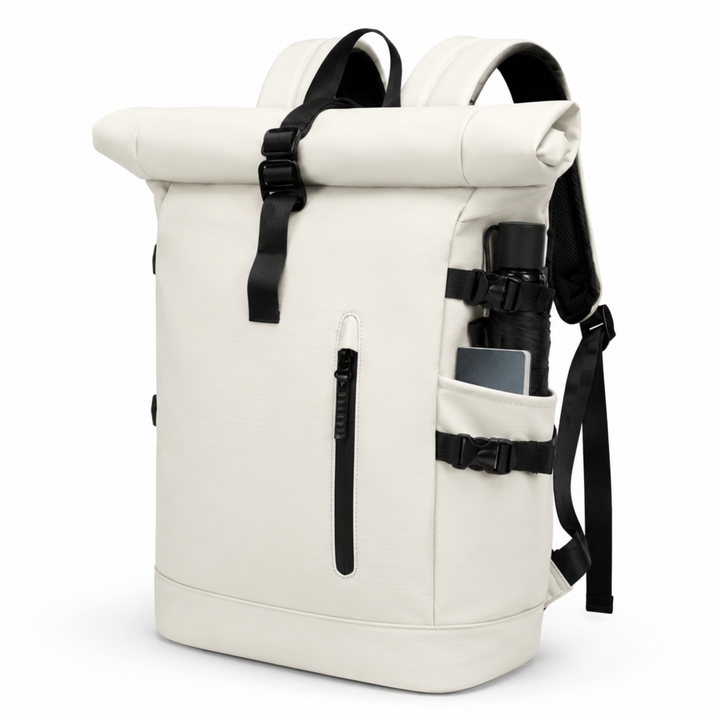 Personne portant un sac à dos roll-top gris en ville, montrant sa praticité et son style moderne.