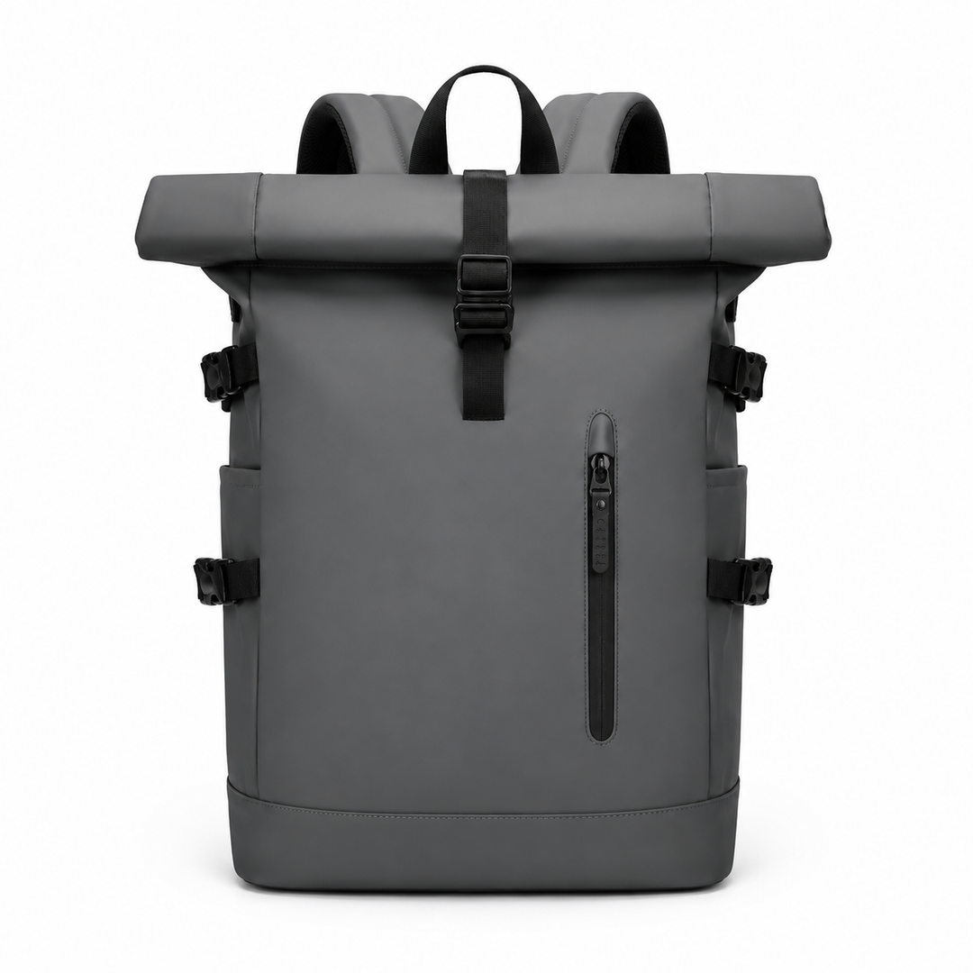 Accessoires de voyage essentiels rangés dans le sac à dos roll-top avec port USB, prêt pour l'aventure.