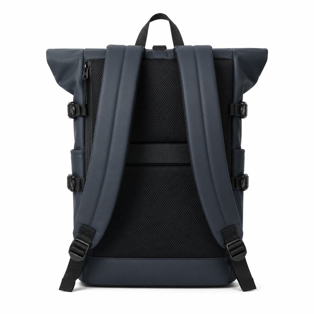 Vue détaillée du port USB latéral du sac à dos roll-top pour recharger vos appareils en déplacement.