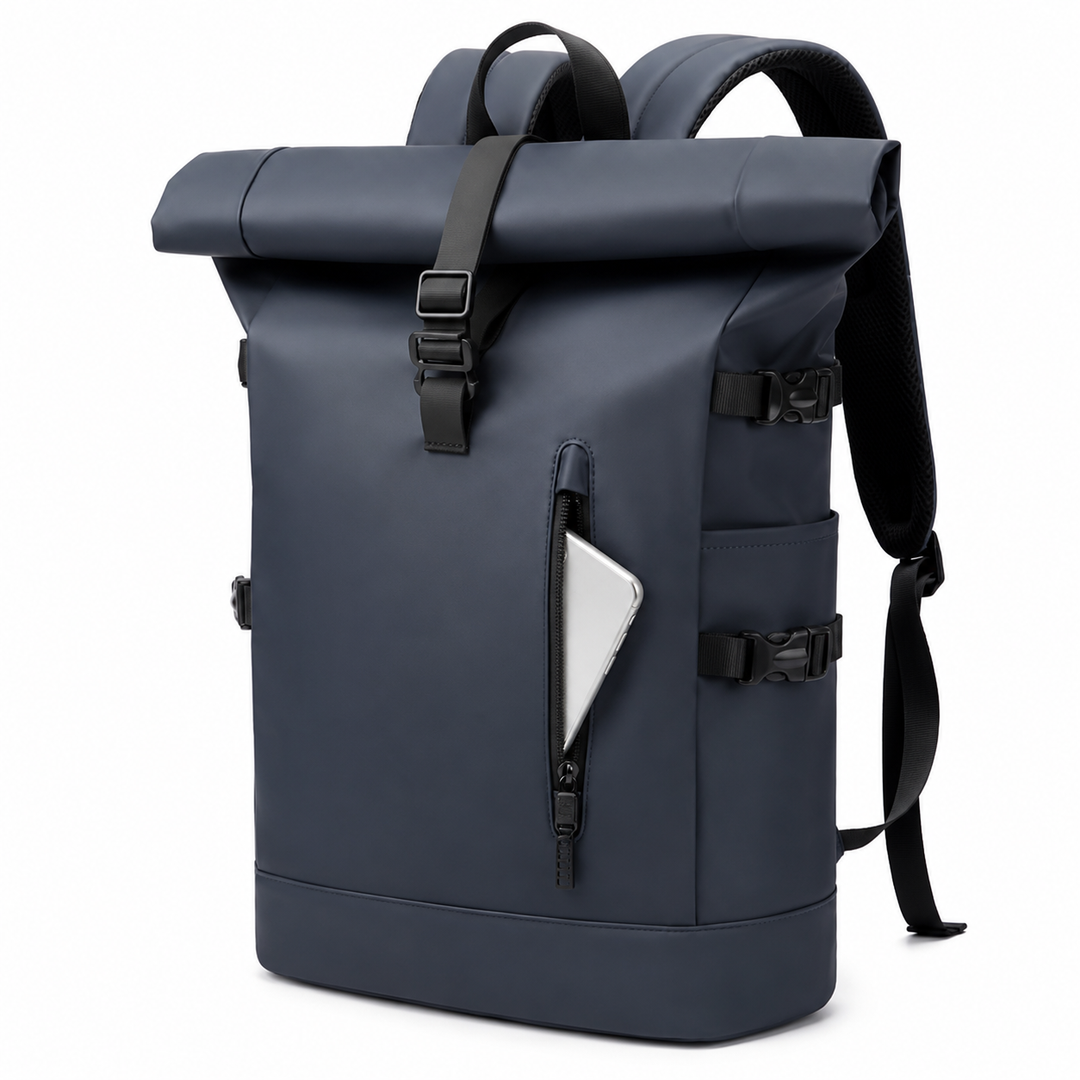 Voyageur portant le sac à dos roll-top polyvalent, confortable et sécurisé pour toutes les aventures.