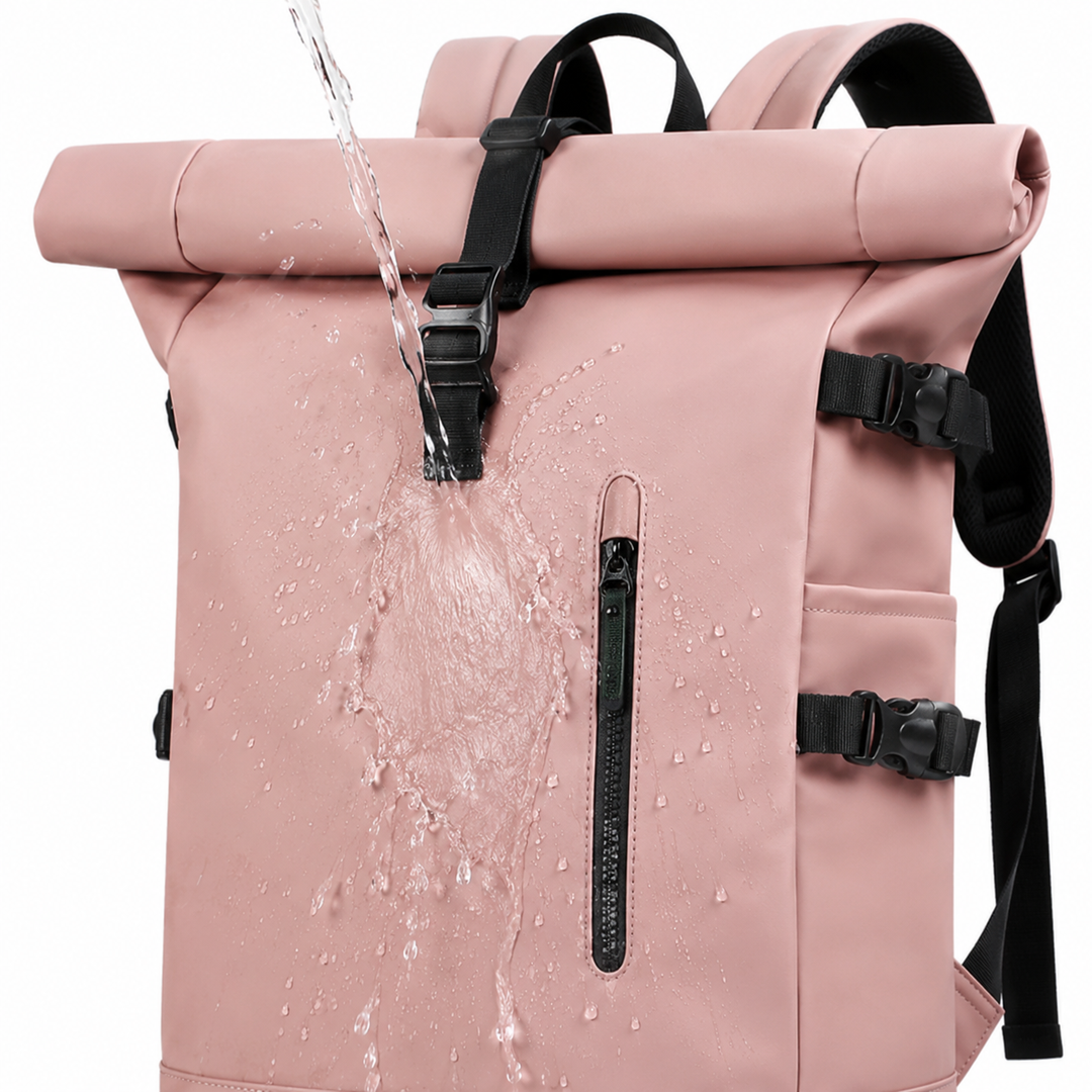Modèle portant un sac à dos roll-top urbain gris, élégant et fonctionnel pour la ville.