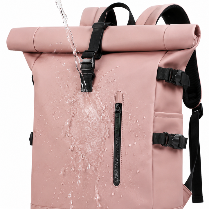 Modèle portant un sac à dos roll-top urbain gris, élégant et fonctionnel pour la ville.