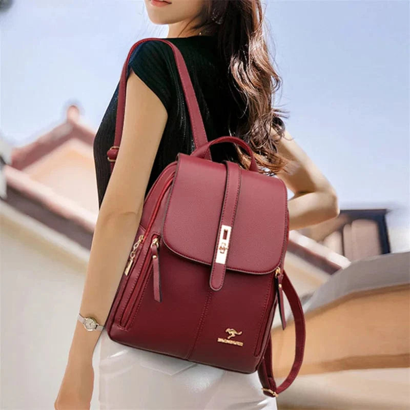 Sac à dos femme rouge vif en cuir vegan, avec bandoulières ajustables, idéal pour un look chic et décontracté.