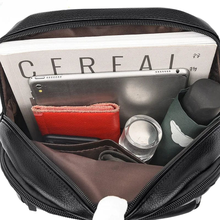 Femme portant un sac à dos rouge en cuir vegan en ville, accessoire de mode pratique et sophistiqué.