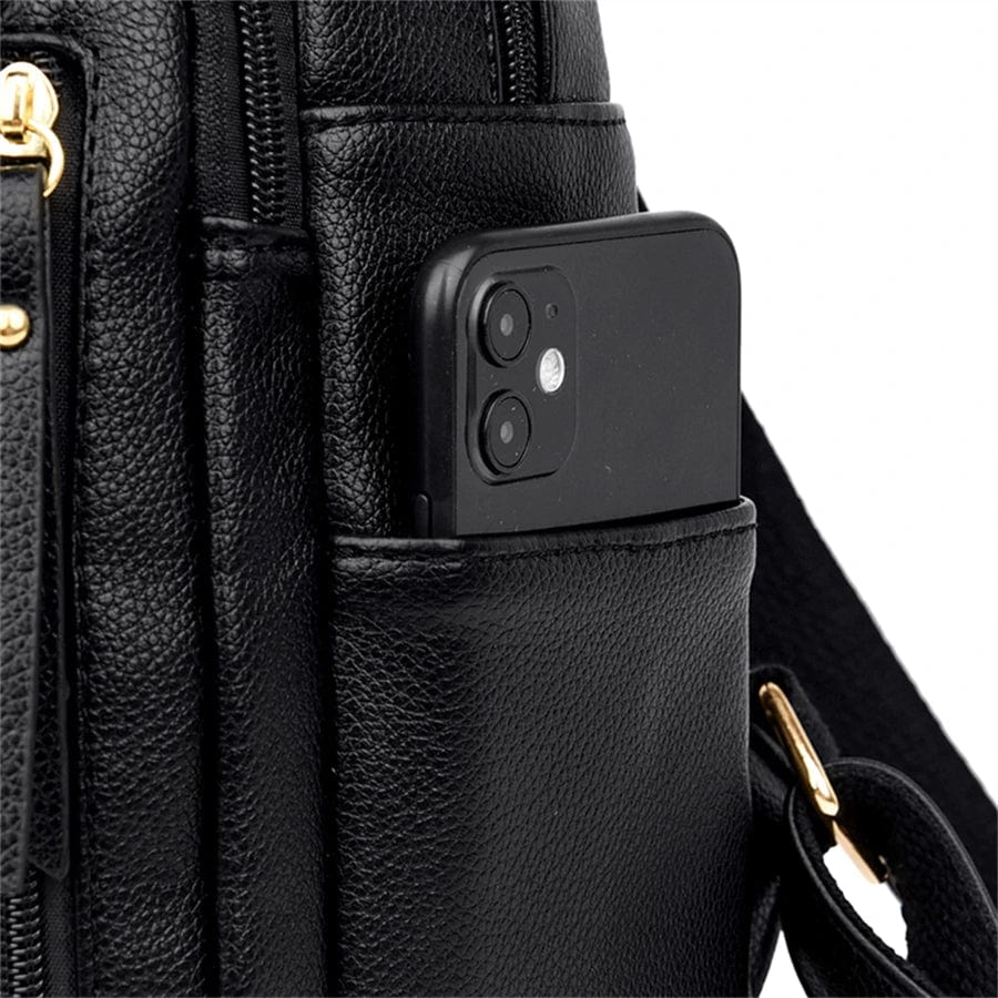 Sac à dos rouge tendance pour femme, en cuir vegan, posé sur une surface neutre, soulignant sa couleur vibrante.