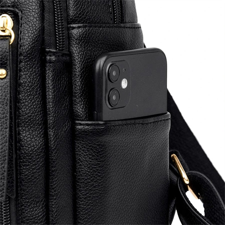 Sac à dos rouge tendance pour femme, en cuir vegan, posé sur une surface neutre, soulignant sa couleur vibrante.