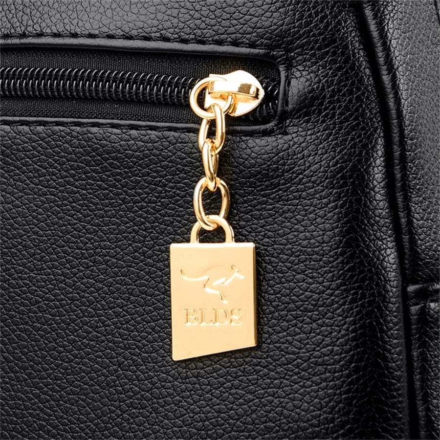 Détail de la fermeture éclair et de la poche avant sur un sac à dos rouge élégant en cuir vegan pour femme.