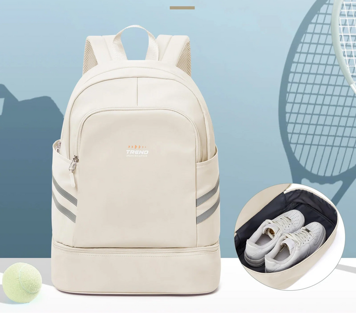 Femme active portant un sac à dos sport en nylon léger, parfait pour la randonnée ou l'entraînement.
