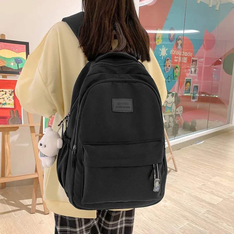 Sac à dos scolaire déperlant avec compartiment sécurisé pour ordinateur portable.