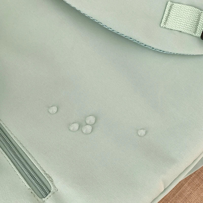 Sac à dos de voyage étudiant, spacieux et polyvalent pour les déplacements et cours.