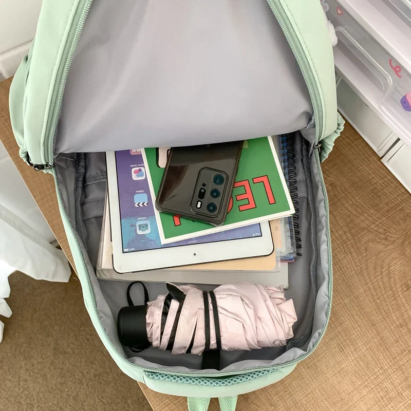 Sac à dos bleu étudiant, résistant et pratique pour transporter livres et PC portable.