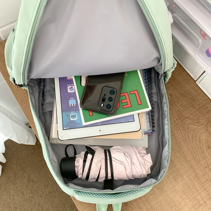 Sac à dos bleu étudiant, résistant et pratique pour transporter livres et PC portable.