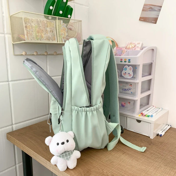 Sac à dos vert scolaire, ergonomique et déperlant, adapté à toutes les activités étudiantes.