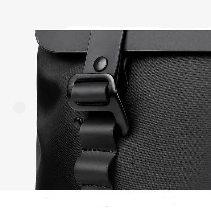 Vue intérieure du sac à dos imperméable, organisateurs et emplacement PC 14 pouces sécurisé