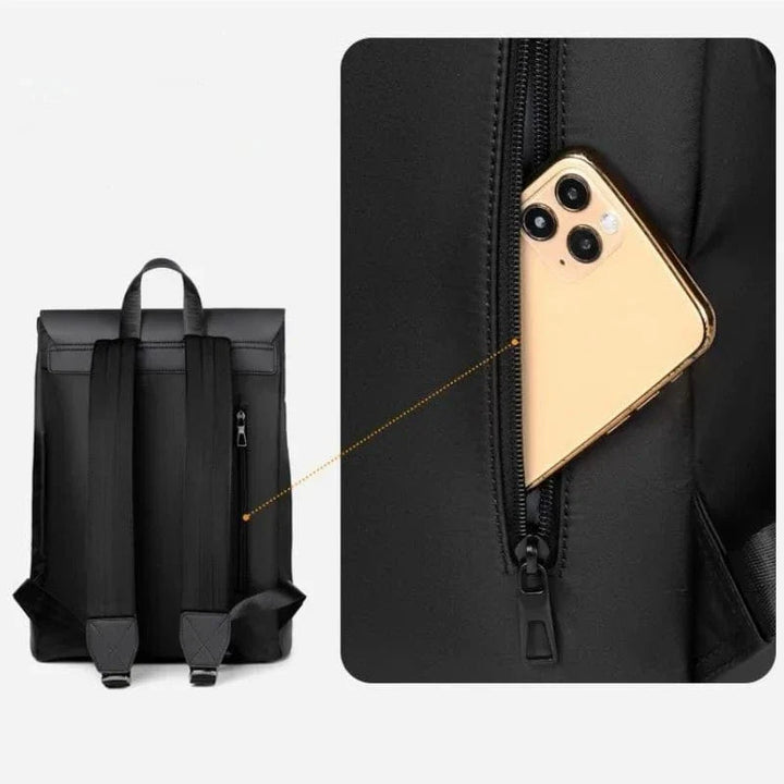 Sac à dos antivol noir imperméable de dos, montrant les bretelles ajustables confortables