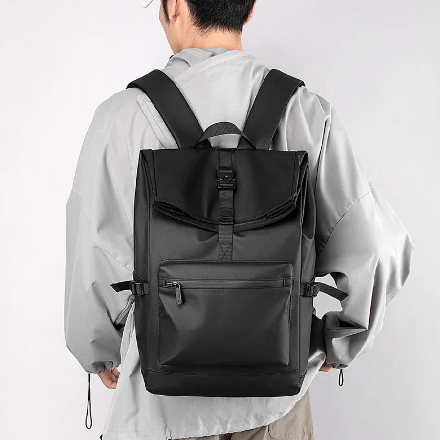 Sac à dos urbain étanche en tissu Oxford noir, idéal pour protéger vos affaires de la pluie au quotidien.