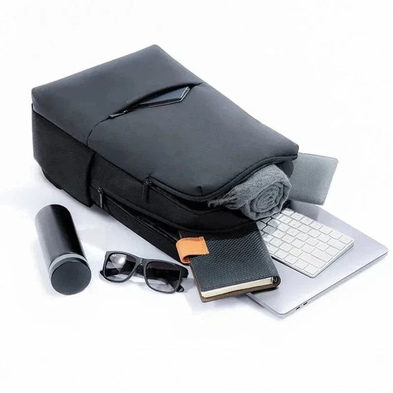 Vue de face d'un sac à dos noir en tissu polyester, conçu pour ordinateur portable 15.6 pouces