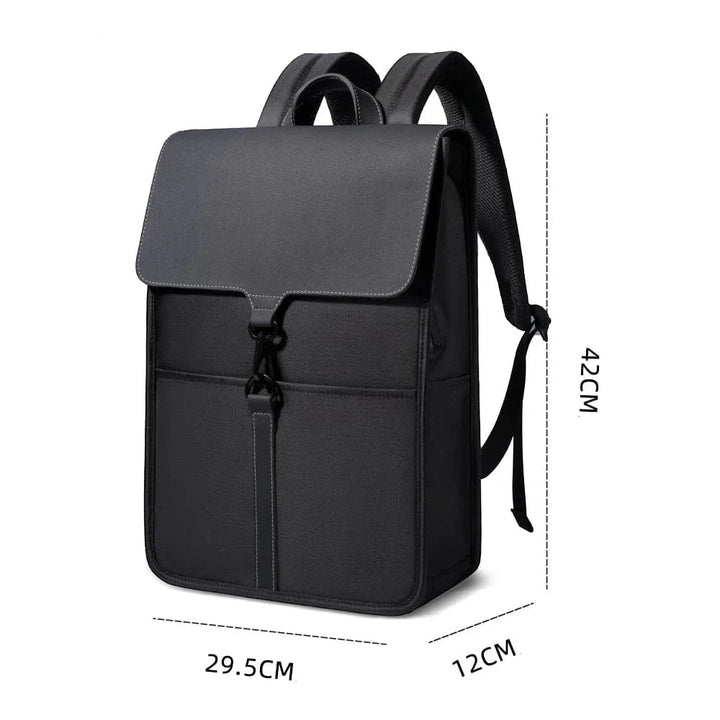 Vue latérale d'un sac à dos unisexe robuste pour ordinateur portable, avec poches de rangement et bretelles ergonomiques.
