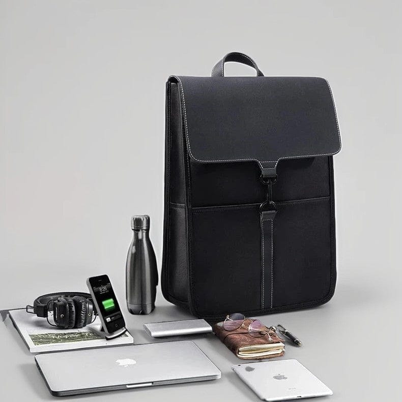 Image d'un sac à dos unisexe adapté pour ordinateur portable, avec vue sur l'espace de rangement principal et les pochettes latérales.