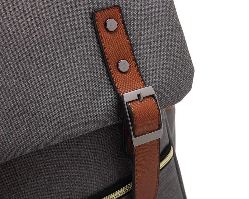 Vue de côté d'un sac à dos vintage gris, compatible PC portable, idéal pour les déplacements