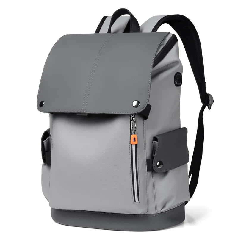 Sac à dos urbain homme, imperméable noir, fermeture à rabat, poche avant zippée, style moderne et fonctionnel.