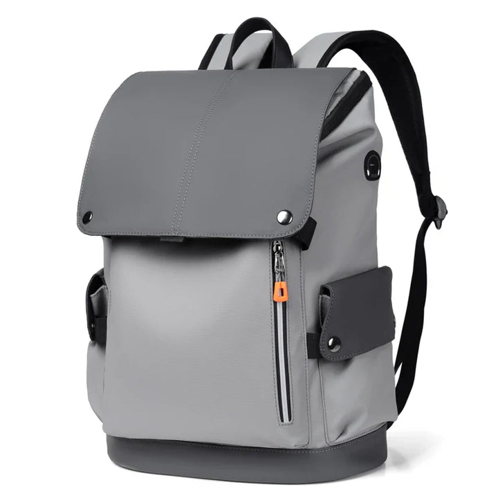 Sac à dos urbain homme, imperméable noir, fermeture à rabat, poche avant zippée, style moderne et fonctionnel.