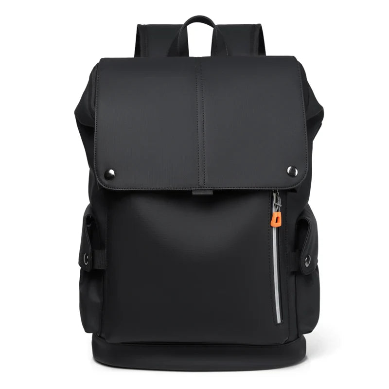 Vue latérale d'un sac à dos pour homme, rabat fermé, tissu déperlant, accessoire essentiel pour la mode urbaine.